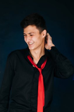 Karanlık bir stüdyoda genç bir adam portresi