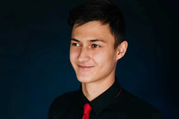 Retrato joven en un estudio oscuro — Foto de Stock