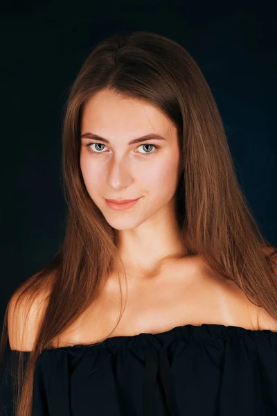 Portrait beautiful girl on a dark studio background — Stock Photo, Image