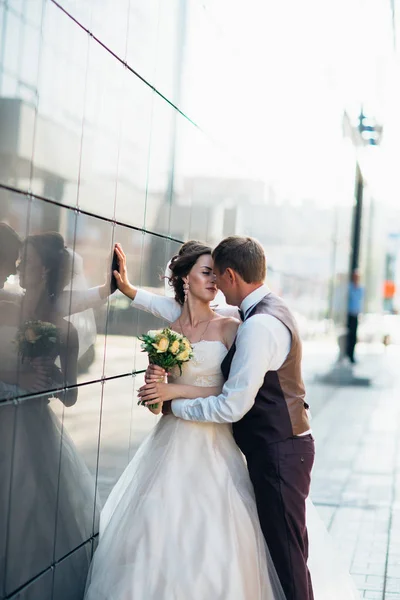 Wedding couple on backround mirror buildings — Stock Photo, Image