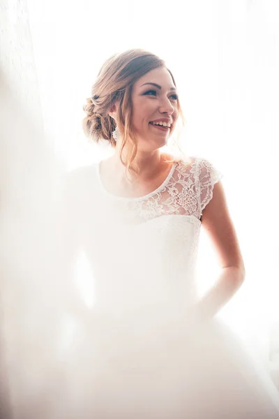 Retrato de uma jovem noiva em um fundo claro — Fotografia de Stock