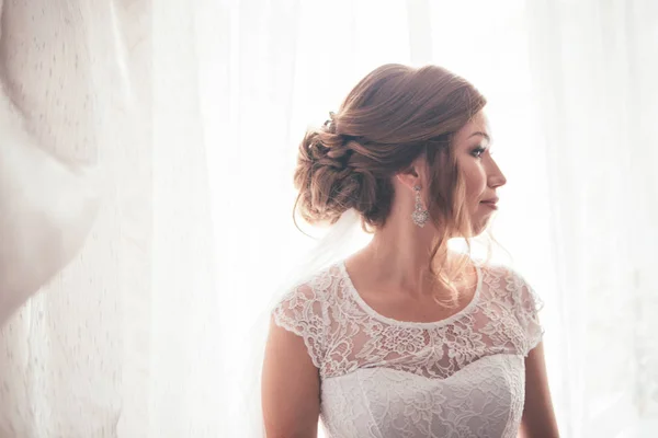 Retrato de una joven novia sobre un fondo claro —  Fotos de Stock