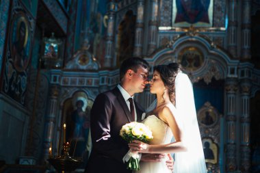 Genç çift damat ve gelin kilise arka plan üzerinde