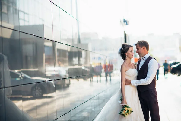 背景ミラーの建物の結婚式のカップル — ストック写真
