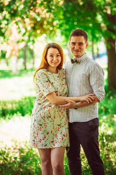 Schönes Paar auf natürlichem Hintergrund — Stockfoto