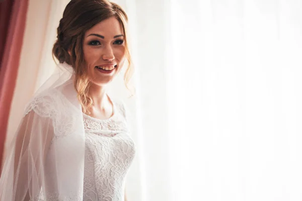Porträt einer jungen Braut auf hellem Hintergrund — Stockfoto