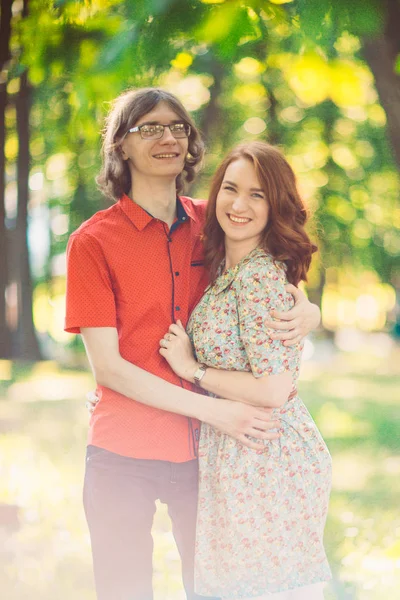 Bela jovem casal no fundo do parque — Fotografia de Stock