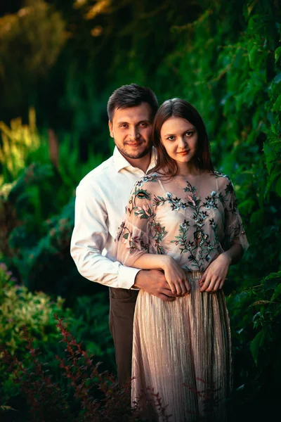 Belo jovem casal em um fundo de natureza — Fotografia de Stock