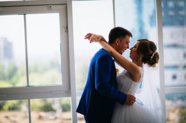 Gelin ve damat arka plan üzerinde windows temizleyin