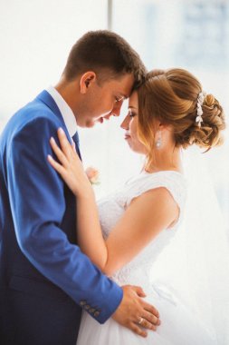 Gelin ve damat arka plan üzerinde windows temizleyin