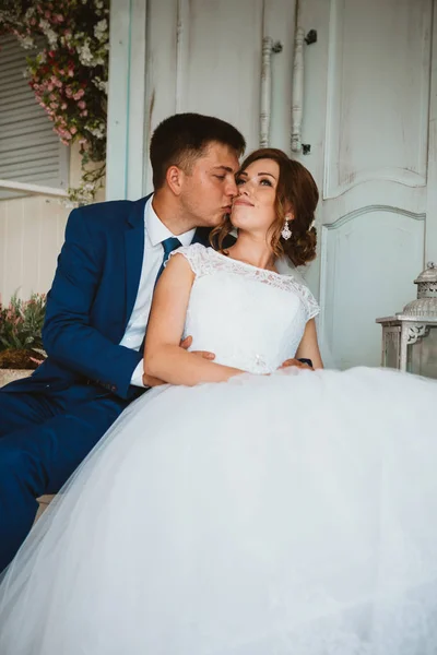 Paar bruidegom en bruid tegen de achtergrond studio — Stockfoto