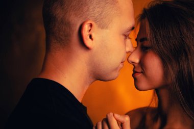 Kız ve oğlan bir gün batımı renk arka plan üzerinde