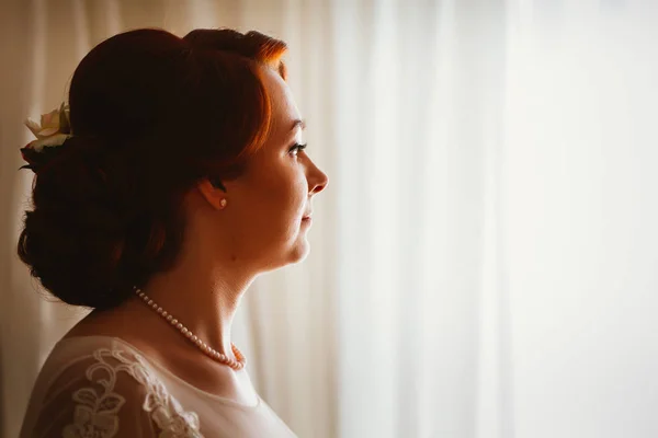 Portrait d'une belle jeune mariée près de la fenêtre — Photo