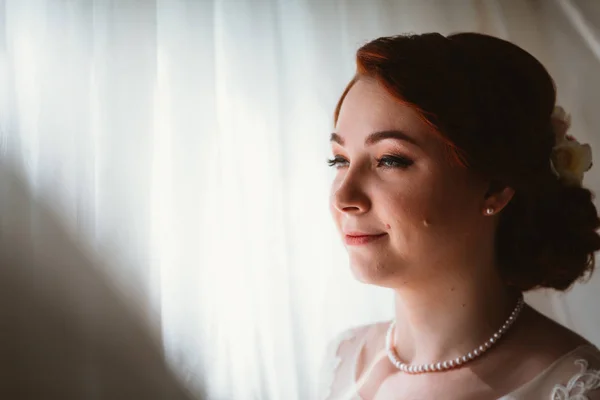 Potret pengantin wanita muda yang cantik di dekat jendela — Stok Foto