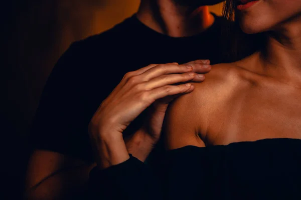 Kız ve oğlan bir gün batımı renk arka plan üzerinde