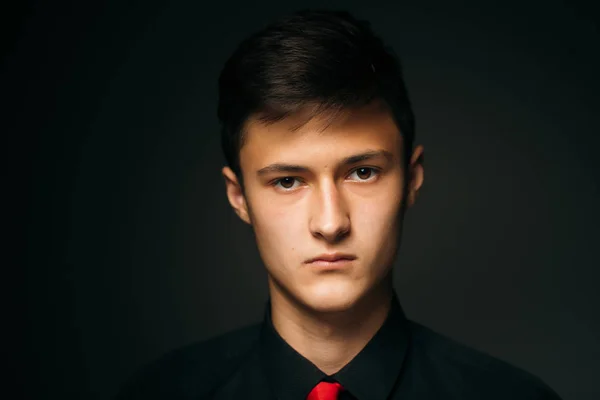 Retrato joven en un estudio oscuro — Foto de Stock