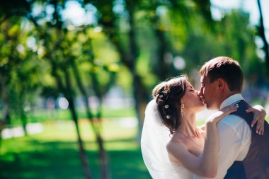 Gelin ve damat parkın arka planında..