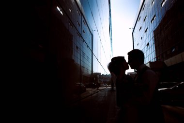 Arkadaki ayna binalarında düğün çifti