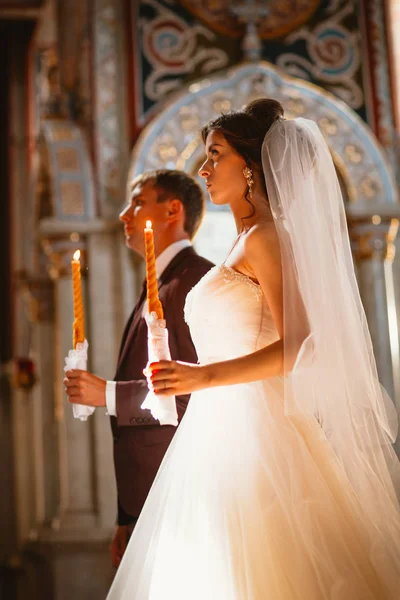 Nygifta bröllop ceremoni i kyrkan, bröllopsceremoni, ollonet — Stockfoto
