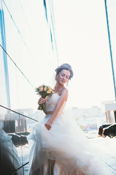 Sposa e bouquet su specchi retrovisori . — Foto Stock