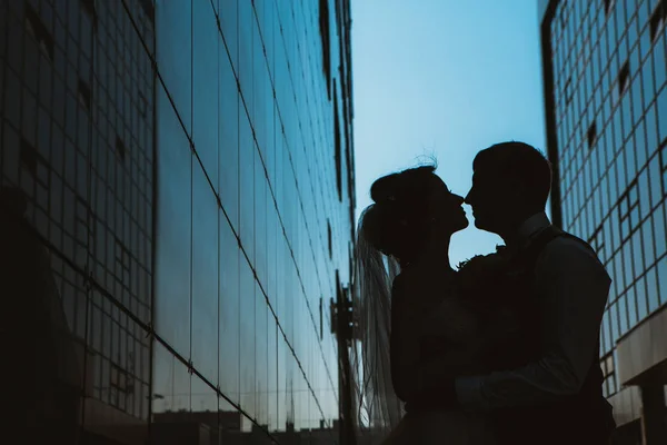 Silueta Pareja de boda en los edificios espejo de fondo —  Fotos de Stock