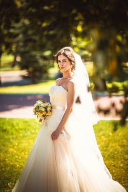 Parkta yürüyen güzel esmer gelin.