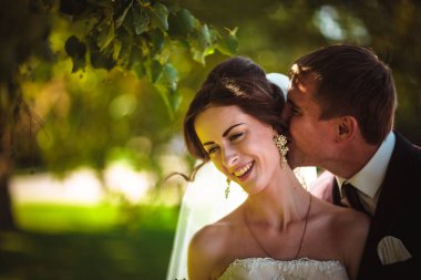 Genç çift damat ve parktaki gelin..