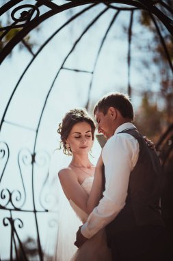 Gelin ve damat parkın kemerinde