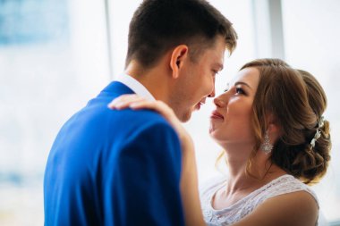 Gelin ve damat arka plan üzerinde windows temizleyin