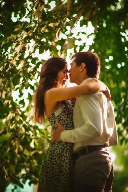 Siyah ve beyaz fotoğraf parkta güzel genç Çift