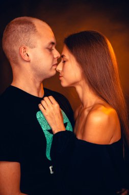 Kız ve oğlan bir gün batımı renk arka plan üzerinde