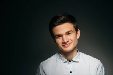 Genç, esmer, beyaz gömlekli adam.