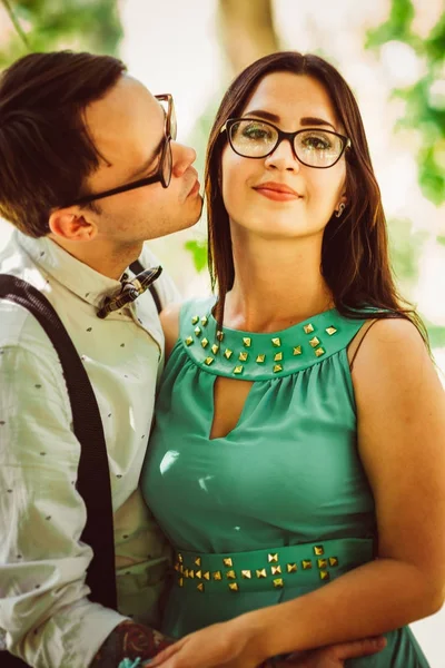 Hermosa pareja joven en el fondo del parque — Foto de Stock