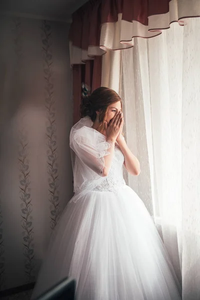 Ritratto di una giovane sposa su sfondo chiaro — Foto Stock