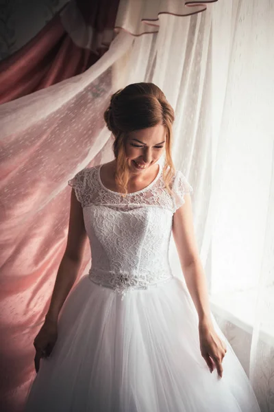 Ritratto di una giovane sposa su sfondo chiaro — Foto Stock