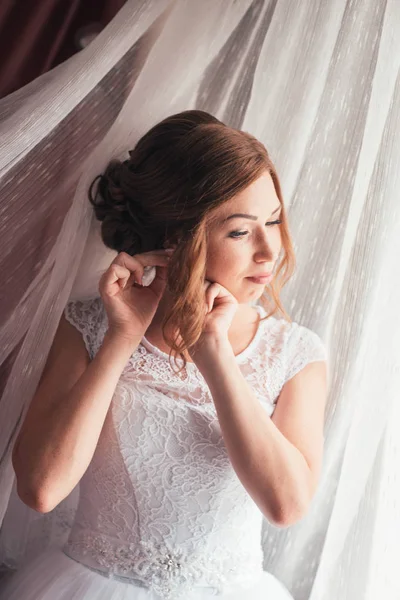 Retrato de uma jovem noiva em um fundo claro — Fotografia de Stock