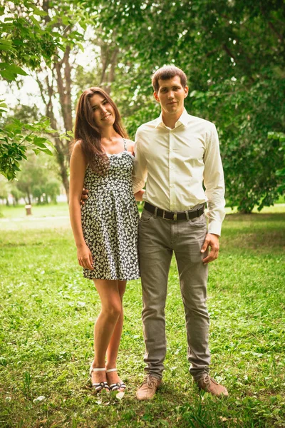 Schönes junges Paar im Park — Stockfoto