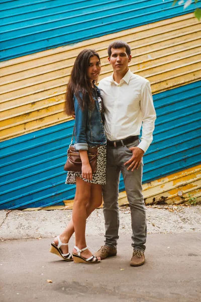 Schönes junges Paar auf dem Hintergrund der Stadt — Stockfoto