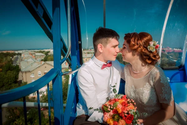 Novia y novio en la rueda de la fortuna —  Fotos de Stock