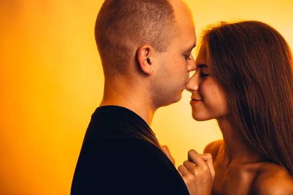 Ragazza e ragazzo sullo sfondo di un colore tramonto — Foto Stock