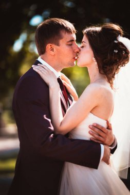 Genç çift damat ve parktaki gelin..