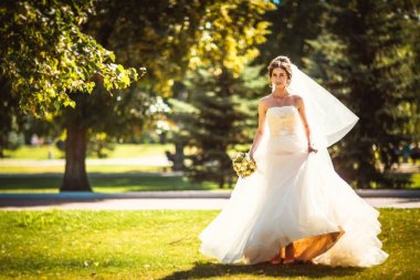 Parkta yürüyen güzel esmer gelin.