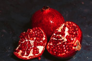 Mavi soyutlama arka plan üzerinde kırmızı dilimlenmiş nar