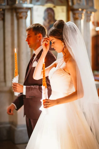 Recién casados ceremonia de boda en la iglesia, ceremonia de boda, glande — Foto de Stock