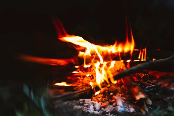 Burning bonfire red-orange flames close-up — Stock Photo, Image