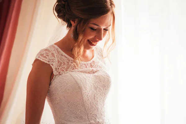 Retrato de una joven novia sobre un fondo claro — Foto de Stock