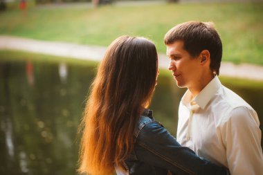 Gölün arka planında güzel genç bir çift