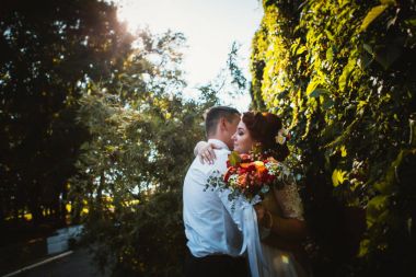 Gelin ve damat ağaçların yapraklarında