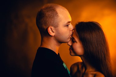 Kız ve oğlan bir gün batımı renk arka plan üzerinde