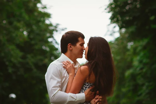 Schönes junges Paar auf einem Hintergrund in der Natur — Stockfoto
